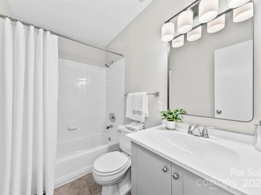 430 Queens Road, Charlotte, NC 28207.  MLS# CAR4259102, YatesRealty ID 1686. Guest Full bathroom