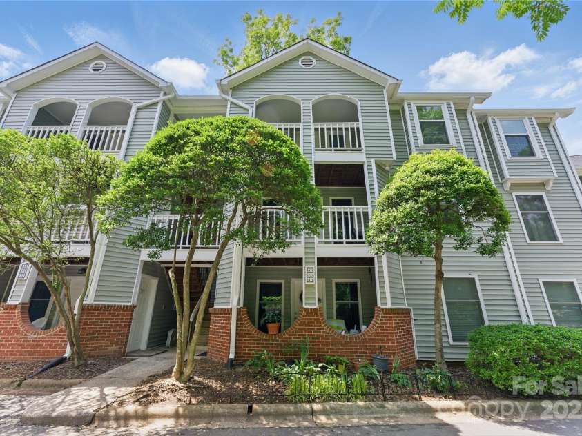 430 Queens Road, Charlotte, NC 28207.  MLS# CAR4259102, YatesRealty ID 1686. Penthouse level residence in the Myers Park Condo complex. Nestled within the prestigious Myers Park neighborhood & convenient access to light rail, hospitals, Uptown, shopping, fine dining & entertainment.