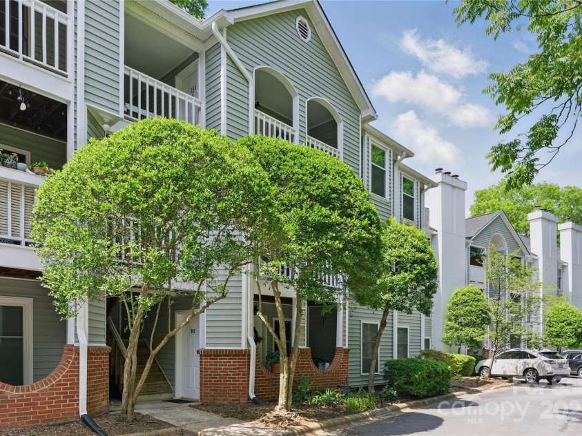430 Queens Road, Charlotte, NC 28207.  MLS# CAR4259102, YatesRealty ID 1686. Penthouse level residence in the Myers Park Condo complex. Nestled within the prestigious Myers Park neighborhood & convenient access to light rail, hospitals, Uptown, shopping, fine dining & entertainment.