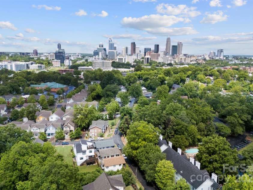 430 Queens Road, Charlotte, NC 28207.  MLS# CAR4259102, YatesRealty ID 1686. Penthouse level residence in the Myers Park Condo complex. Nestled within the prestigious Myers Park neighborhood & convenient access to light rail, hospitals, Uptown, shopping, fine dining & entertainment.