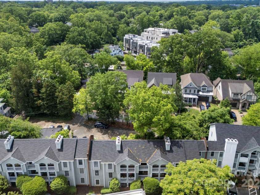 430 Queens Road, Charlotte, NC 28207.  MLS# CAR4259102, YatesRealty ID 1686. Penthouse level residence in the Myers Park Condo complex. Nestled within the prestigious Myers Park neighborhood & convenient access to light rail, hospitals, Uptown, shopping, fine dining & entertainment.