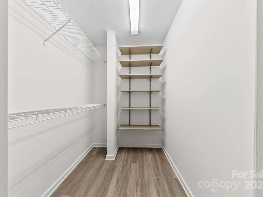 430 Queens Road, Charlotte, NC 28207.  MLS# CAR4259102, YatesRealty ID 1686. Primary Bedroom Walk-In Closet
