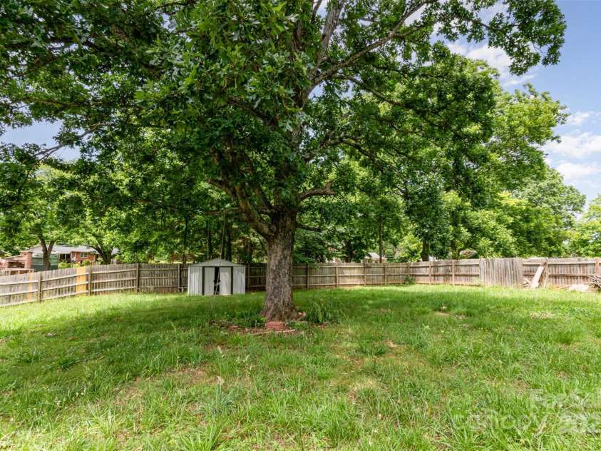 8429 Meadowcroft Court, Charlotte, NC 28215.  MLS# CAR4263498, YatesRealty ID 16860. 