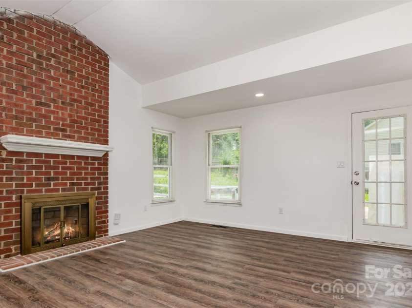 8429 Meadowcroft Court, Charlotte, NC 28215.  MLS# CAR4263498, YatesRealty ID 16860. 