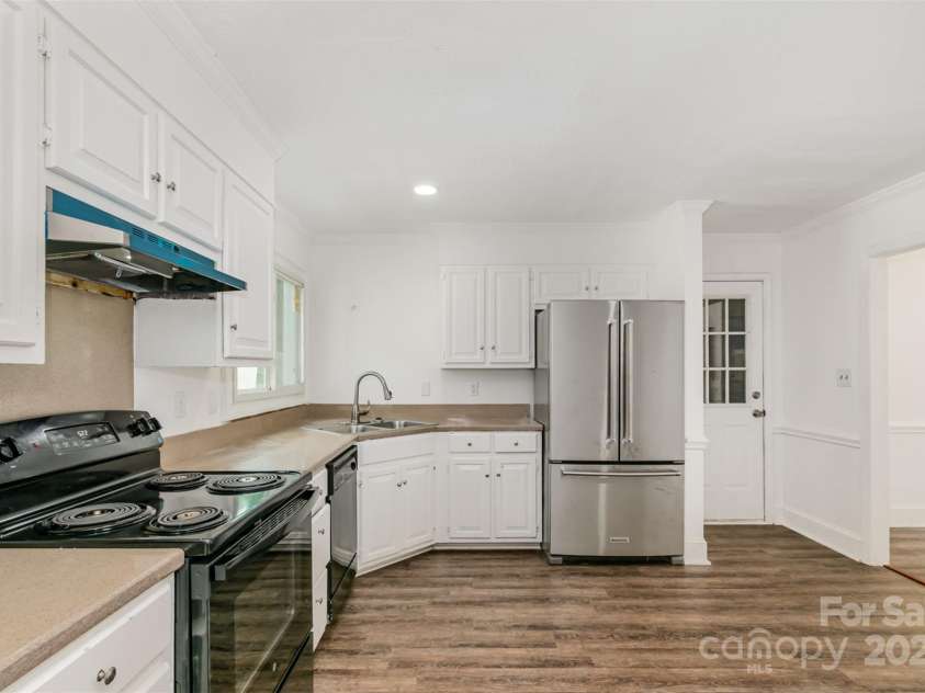 8429 Meadowcroft Court, Charlotte, NC 28215.  MLS# CAR4263498, YatesRealty ID 16860. 