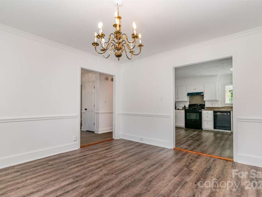 8429 Meadowcroft Court, Charlotte, NC 28215.  MLS# CAR4263498, YatesRealty ID 16860. Dining and kitchen