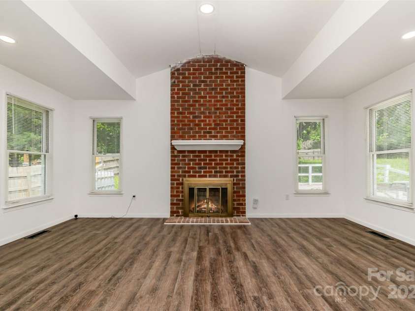 8429 Meadowcroft Court, Charlotte, NC 28215.  MLS# CAR4263498, YatesRealty ID 16860. Family room