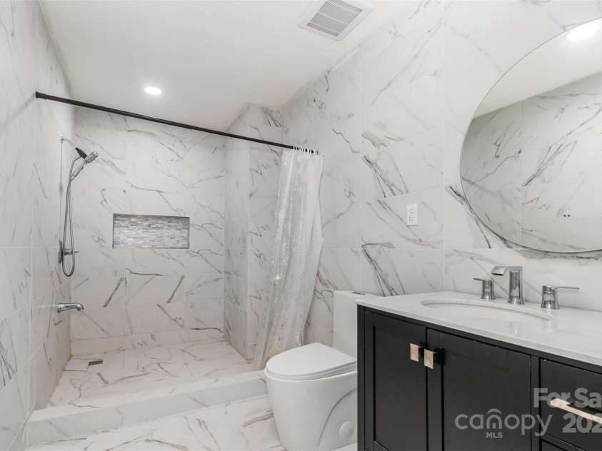 8429 Meadowcroft Court, Charlotte, NC 28215.  MLS# CAR4263498, YatesRealty ID 16860. Recently refreshed upstairs bathroom