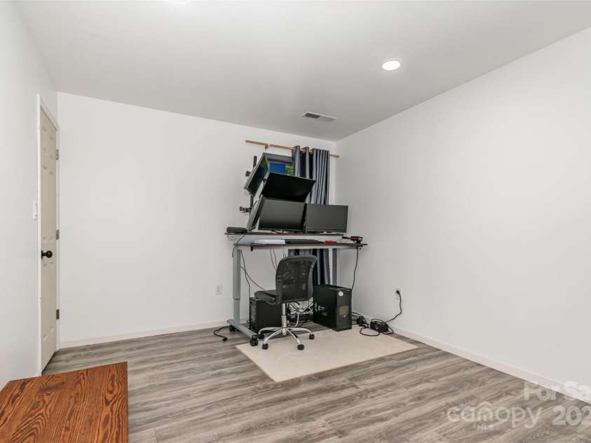 8429 Meadowcroft Court, Charlotte, NC 28215.  MLS# CAR4263498, YatesRealty ID 16860. Secondary upper bedroom