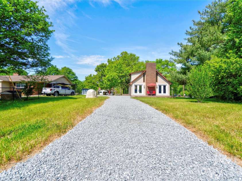 807 Orchard Street, Shelby, NC 28152.  MLS# CAR4370214, YatesRealty ID 16861. Driveway