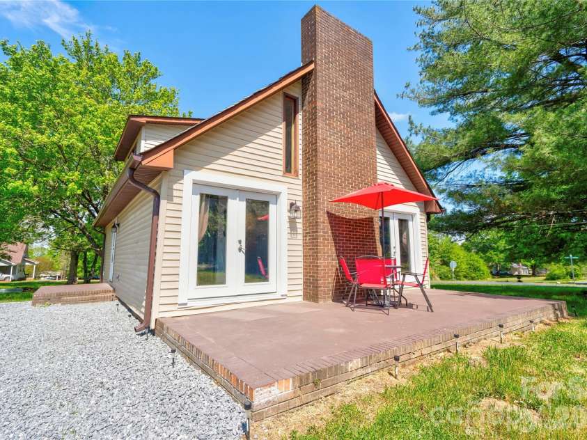 807 Orchard Street, Shelby, NC 28152.  MLS# CAR4370214, YatesRealty ID 16861. Front Porch