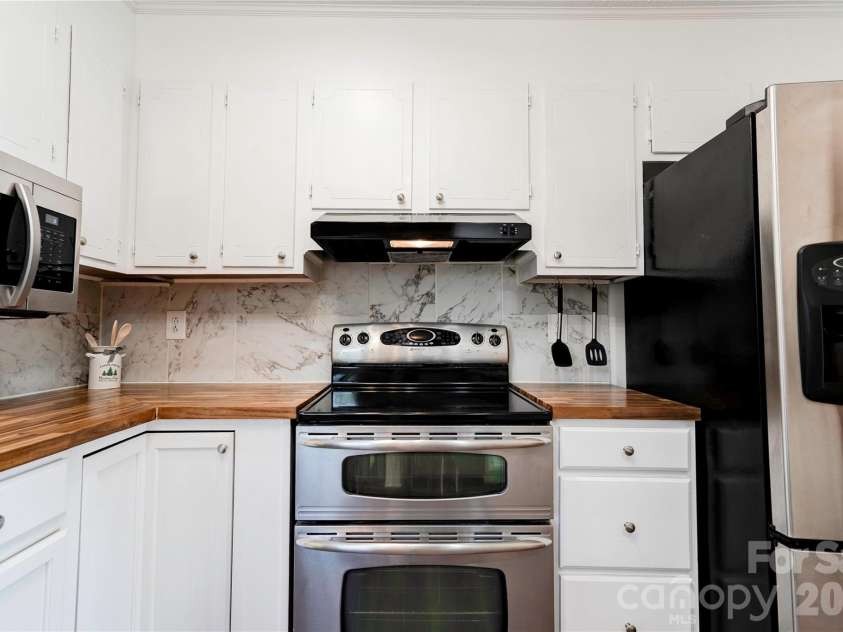 807 Orchard Street, Shelby, NC 28152.  MLS# CAR4370214, YatesRealty ID 16861. Kitchen