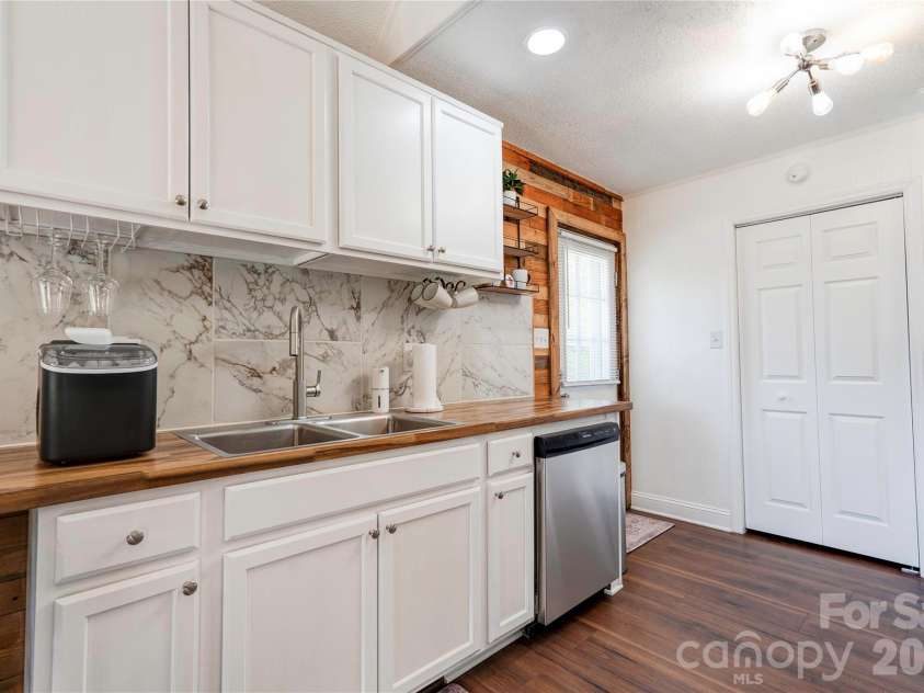 807 Orchard Street, Shelby, NC 28152.  MLS# CAR4370214, YatesRealty ID 16861. Kitchen