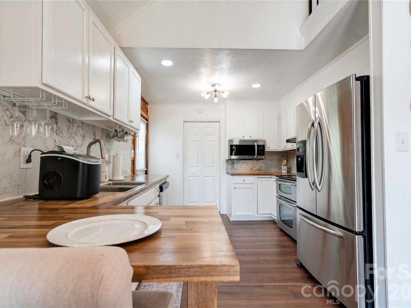 807 Orchard Street, Shelby, NC 28152.  MLS# CAR4370214, YatesRealty ID 16861. Kitchen