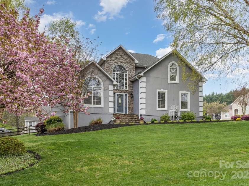 130 Hopedale Court, Mooresville, NC 28117.  MLS# CAR4245050, YatesRealty ID 16862. Beautiful flowering trees and emerald green grass!