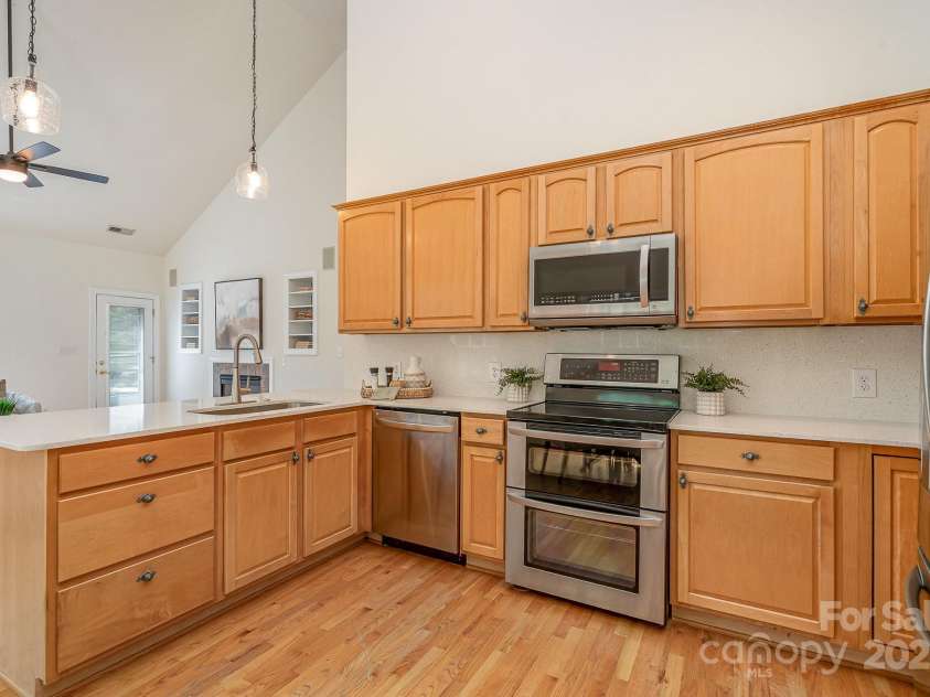 130 Hopedale Court, Mooresville, NC 28117.  MLS# CAR4245050, YatesRealty ID 16862. Tons of counter space in here!