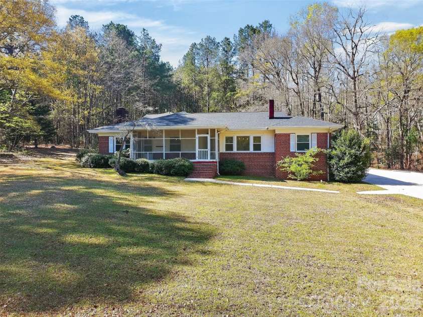 46 Pinecrest Avenue, Great Falls, SC 29055.  MLS# CAR4354647, YatesRealty ID 16867. 