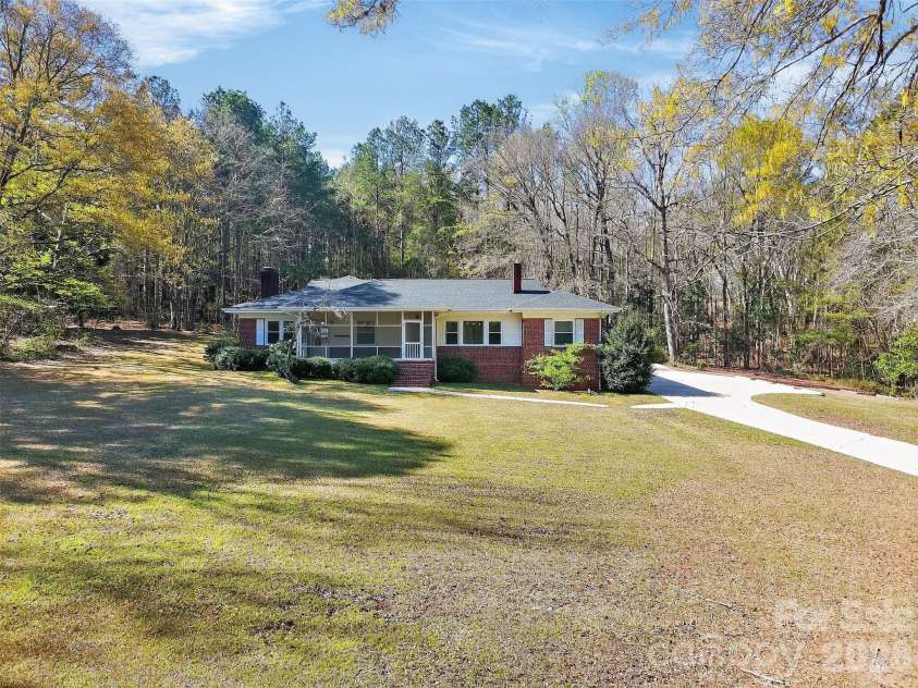 46 Pinecrest Avenue, Great Falls, SC 29055.  MLS# CAR4354647, YatesRealty ID 16867. 