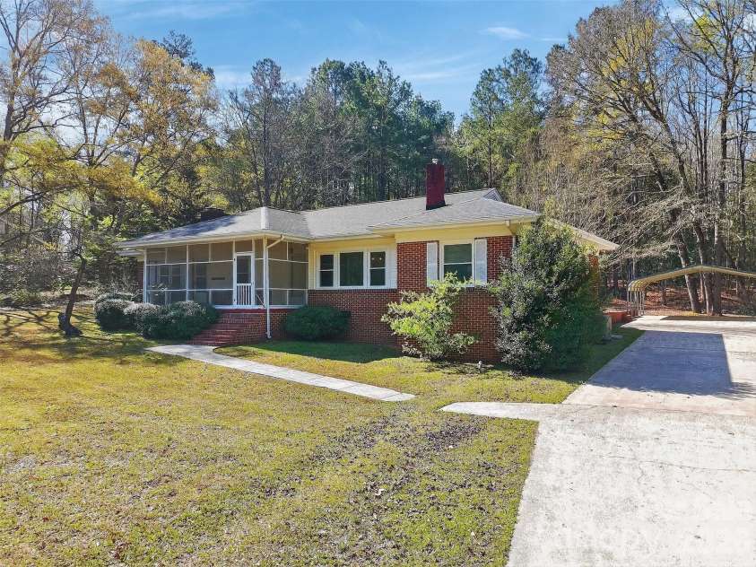 46 Pinecrest Avenue, Great Falls, SC 29055.  MLS# CAR4354647, YatesRealty ID 16867. 