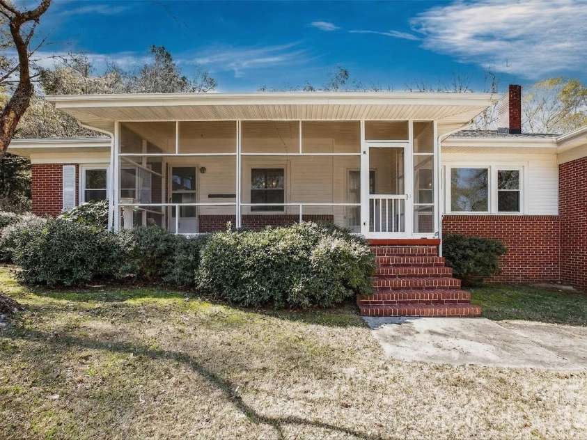 46 Pinecrest Avenue, Great Falls, SC 29055.  MLS# CAR4354647, YatesRealty ID 16867. 