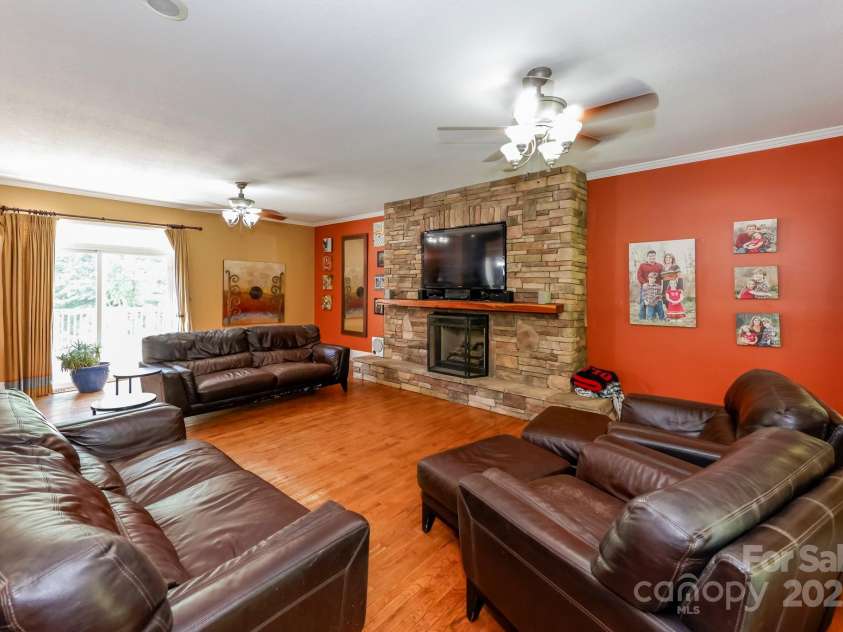 69 Ivy Lane, Fletcher, NC 28732.  MLS# CAR4257860, YatesRealty ID 16867. 