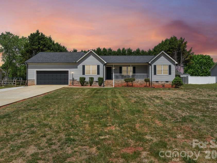 140 Clearview Road, Statesville, NC 28625.  MLS# CAR4371553, YatesRealty ID 16868. 