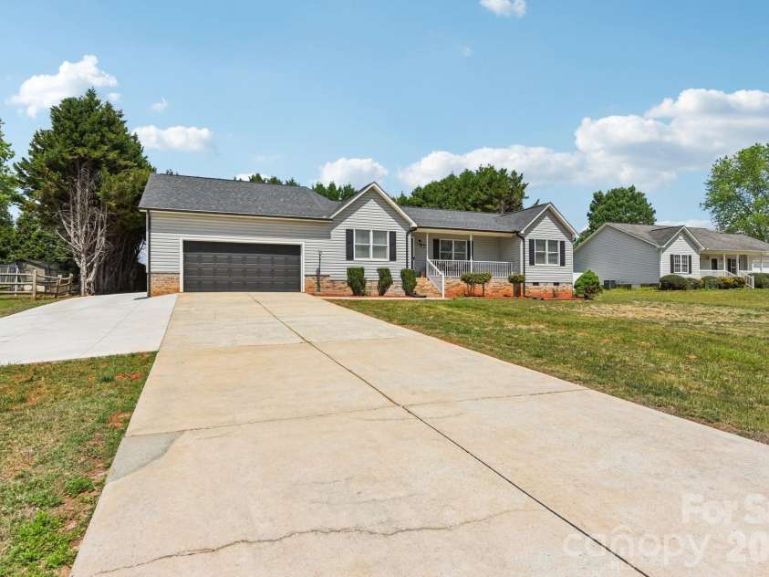 140 Clearview Road, Statesville, NC 28625.  MLS# CAR4371553, YatesRealty ID 16868. 