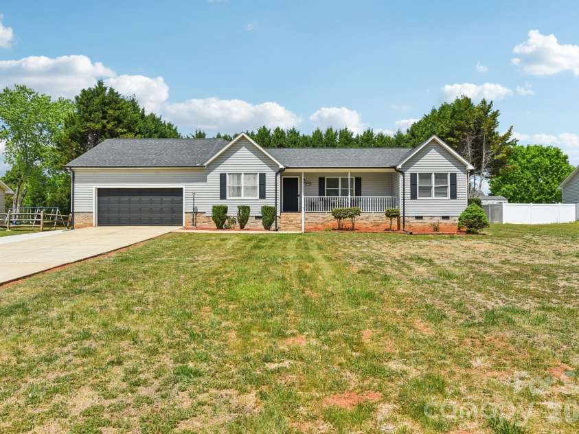 140 Clearview Road, Statesville, NC 28625.  MLS# CAR4371553, YatesRealty ID 16868. 