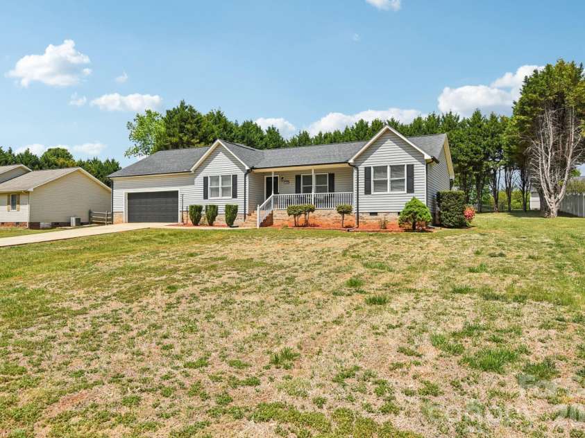 140 Clearview Road, Statesville, NC 28625.  MLS# CAR4371553, YatesRealty ID 16868. 