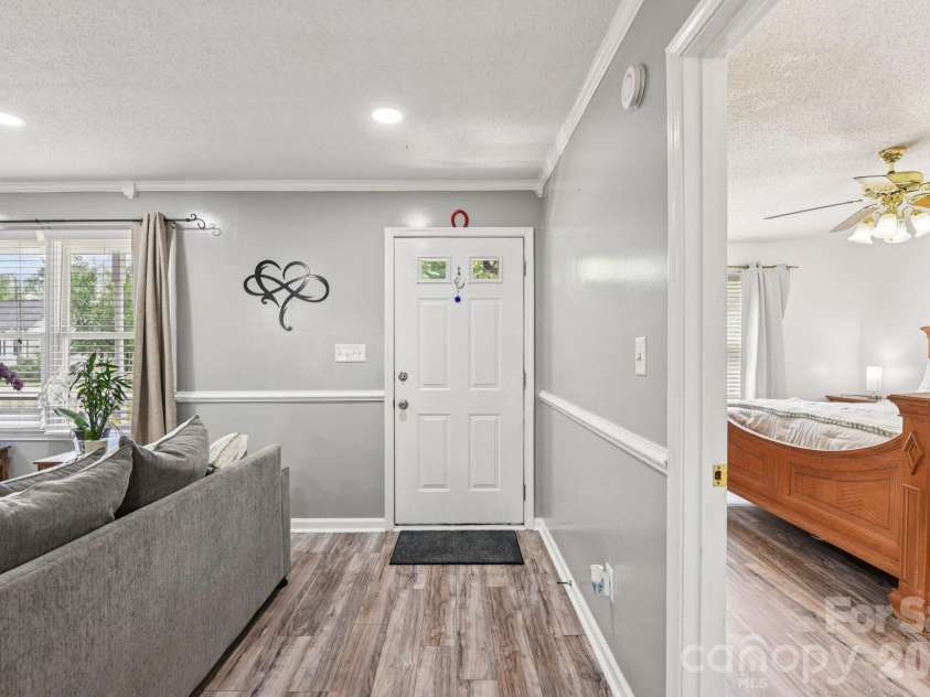 140 Clearview Road, Statesville, NC 28625.  MLS# CAR4371553, YatesRealty ID 16868. 