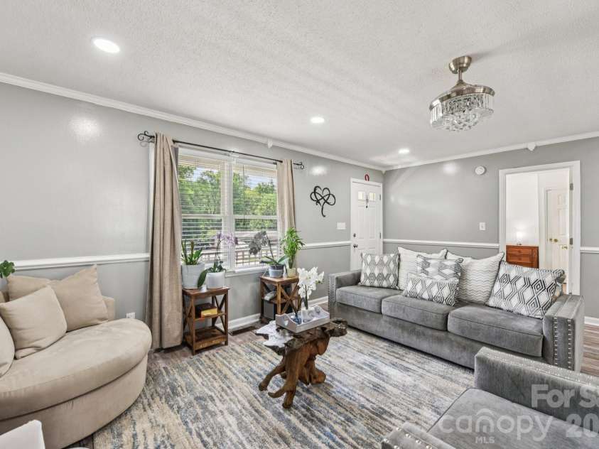 140 Clearview Road, Statesville, NC 28625.  MLS# CAR4371553, YatesRealty ID 16868. 