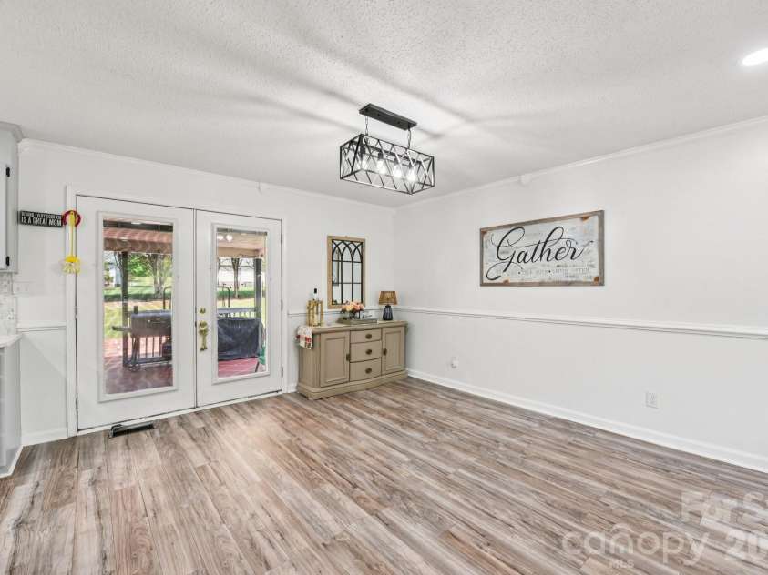 140 Clearview Road, Statesville, NC 28625.  MLS# CAR4371553, YatesRealty ID 16868. 