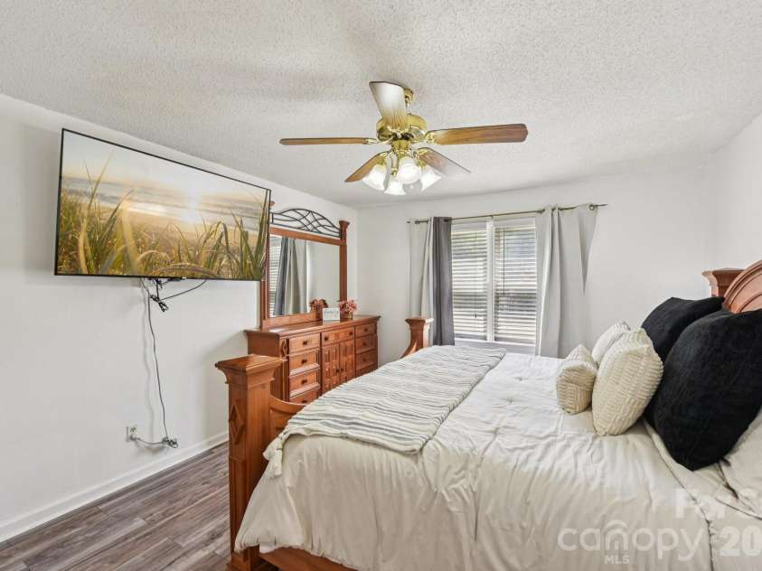 140 Clearview Road, Statesville, NC 28625.  MLS# CAR4371553, YatesRealty ID 16868. 