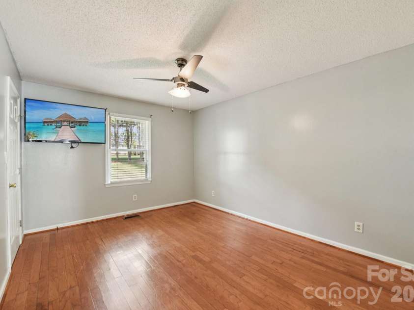 140 Clearview Road, Statesville, NC 28625.  MLS# CAR4371553, YatesRealty ID 16868. 