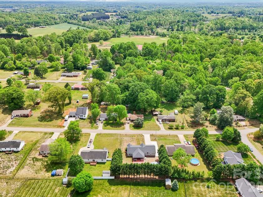 140 Clearview Road, Statesville, NC 28625.  MLS# CAR4371553, YatesRealty ID 16868. 