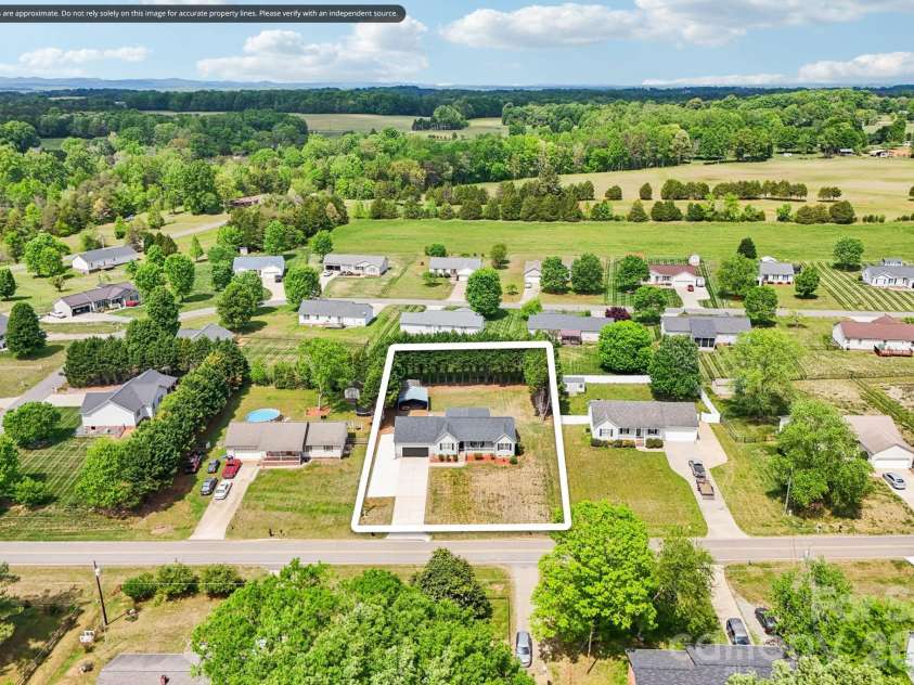 140 Clearview Road, Statesville, NC 28625.  MLS# CAR4371553, YatesRealty ID 16868. 