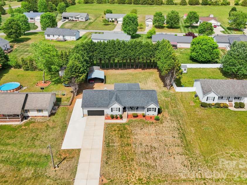 140 Clearview Road, Statesville, NC 28625.  MLS# CAR4371553, YatesRealty ID 16868. 