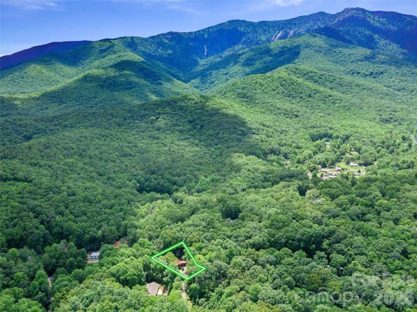 125 HEARTLAND Lane, Burnsville, NC 28714.  MLS# CAR4273356, YatesRealty ID 16873. Approximate lot lines in the Appalachian Mountains!