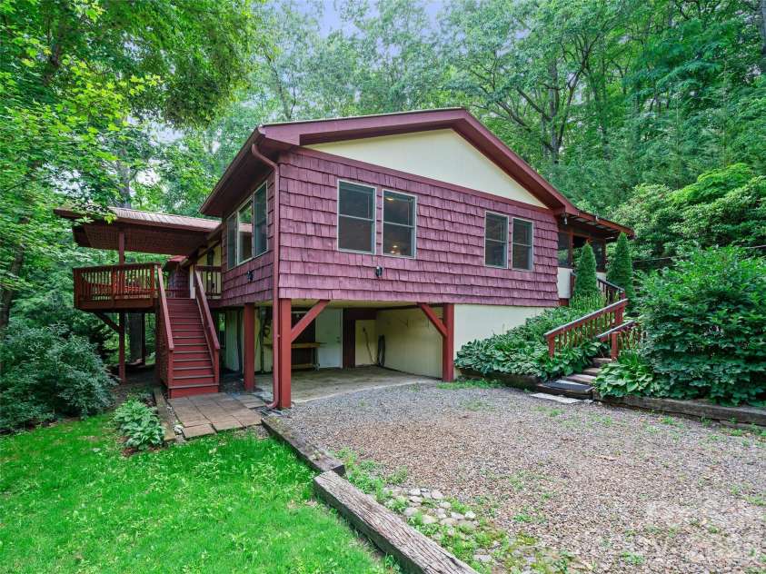 125 HEARTLAND Lane, Burnsville, NC 28714.  MLS# CAR4273356, YatesRealty ID 16873. Basement walk out with sitting/work area.