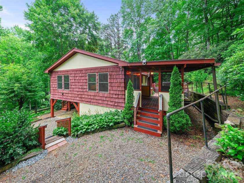 125 HEARTLAND Lane, Burnsville, NC 28714.  MLS# CAR4273356, YatesRealty ID 16873. Entrance to screened back porch