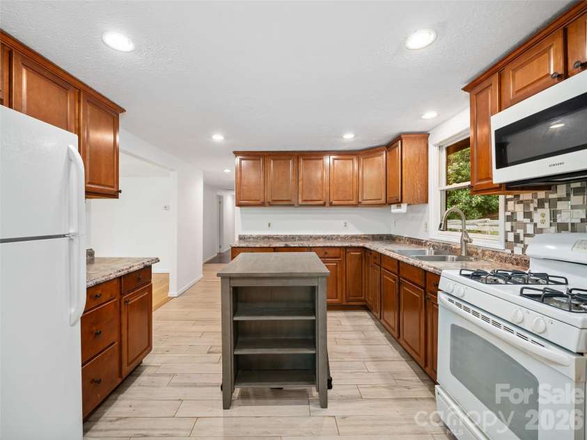 125 HEARTLAND Lane, Burnsville, NC 28714.  MLS# CAR4273356, YatesRealty ID 16873. Gas stove, nice cabinets!