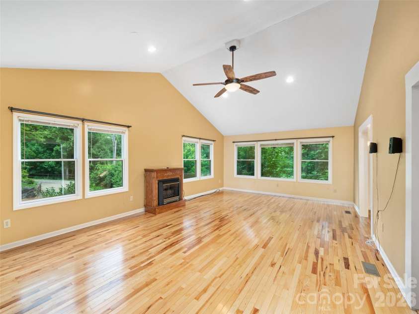125 HEARTLAND Lane, Burnsville, NC 28714.  MLS# CAR4273356, YatesRealty ID 16873. Large bright family room.