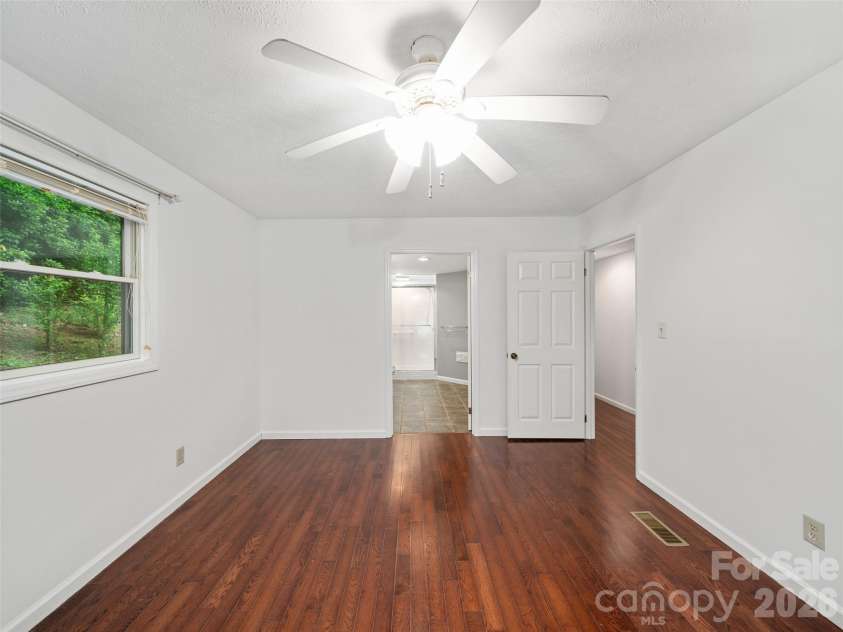 125 HEARTLAND Lane, Burnsville, NC 28714.  MLS# CAR4273356, YatesRealty ID 16873. Primary En Suite