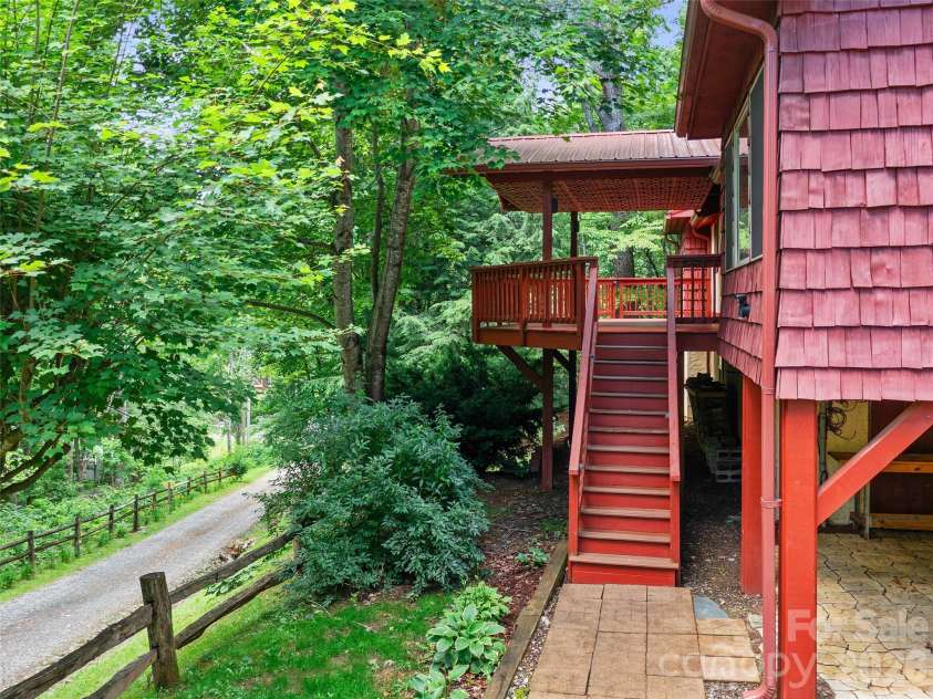 125 HEARTLAND Lane, Burnsville, NC 28714.  MLS# CAR4273356, YatesRealty ID 16873. Steps to front deck