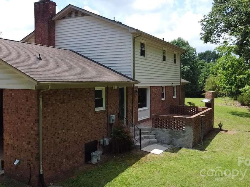 298 Haven Hill Lane, Thomasville, NC 27360.  MLS# CAR4266273, YatesRealty ID 16873. 