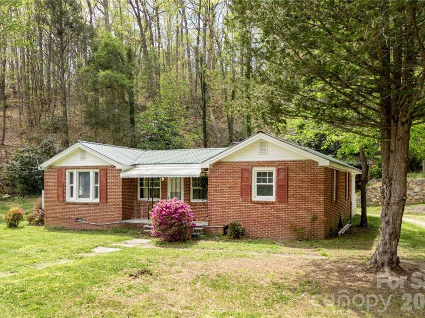 603 Halsbury Avenue, Hendersonville, NC 28791.  MLS# CAR4369482, YatesRealty ID 16874. 