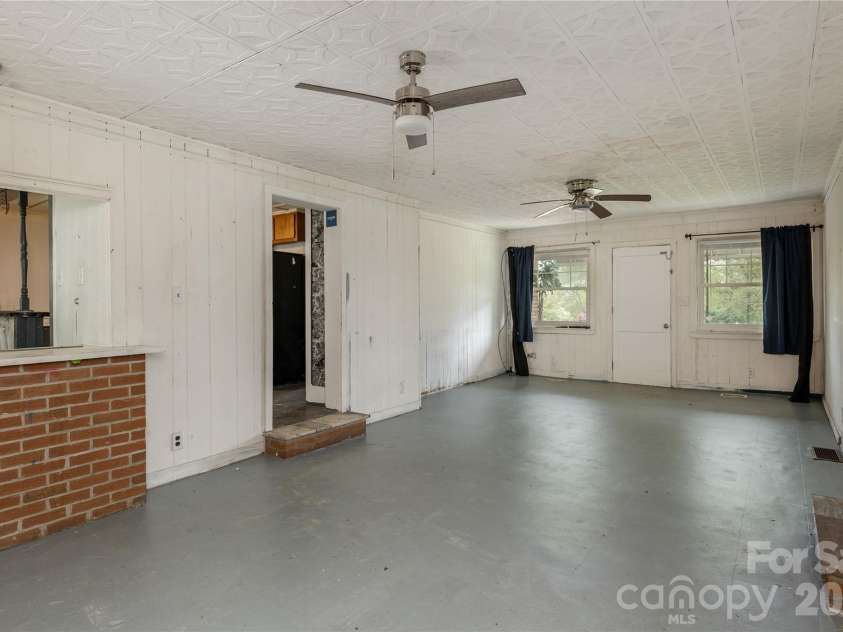 603 Halsbury Avenue, Hendersonville, NC 28791.  MLS# CAR4369482, YatesRealty ID 16874. 