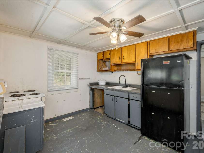 603 Halsbury Avenue, Hendersonville, NC 28791.  MLS# CAR4369482, YatesRealty ID 16874. 