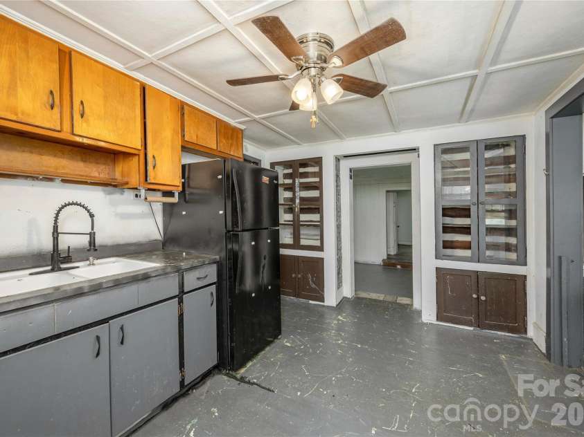 603 Halsbury Avenue, Hendersonville, NC 28791.  MLS# CAR4369482, YatesRealty ID 16874. 