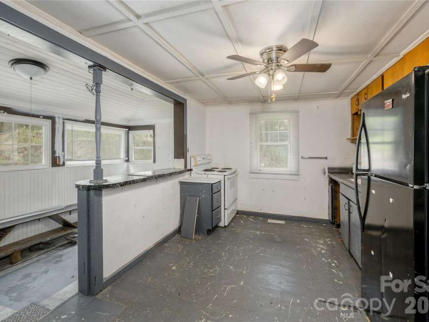 603 Halsbury Avenue, Hendersonville, NC 28791.  MLS# CAR4369482, YatesRealty ID 16874. 